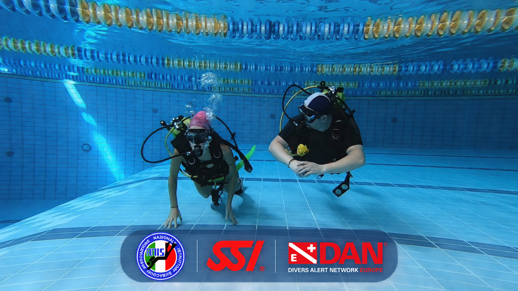 Due subacquei durante un’attività in piscina con Sub Tre Mari; loghi ANIS, SSI e DAN